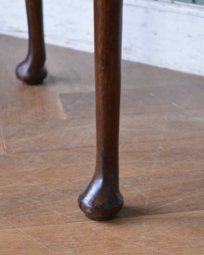 アンティークのテーブル　アンティーク家具　英国のアンティーク家具、美しいウォルナット材のコンソールテーブル。持ち上げなくても移動できます！Handleのアンティークは、脚の裏にフェルトキーパーをお付けしていますので、床を滑らせてれば女性1人でも移動が簡単です。(q-1281-f)