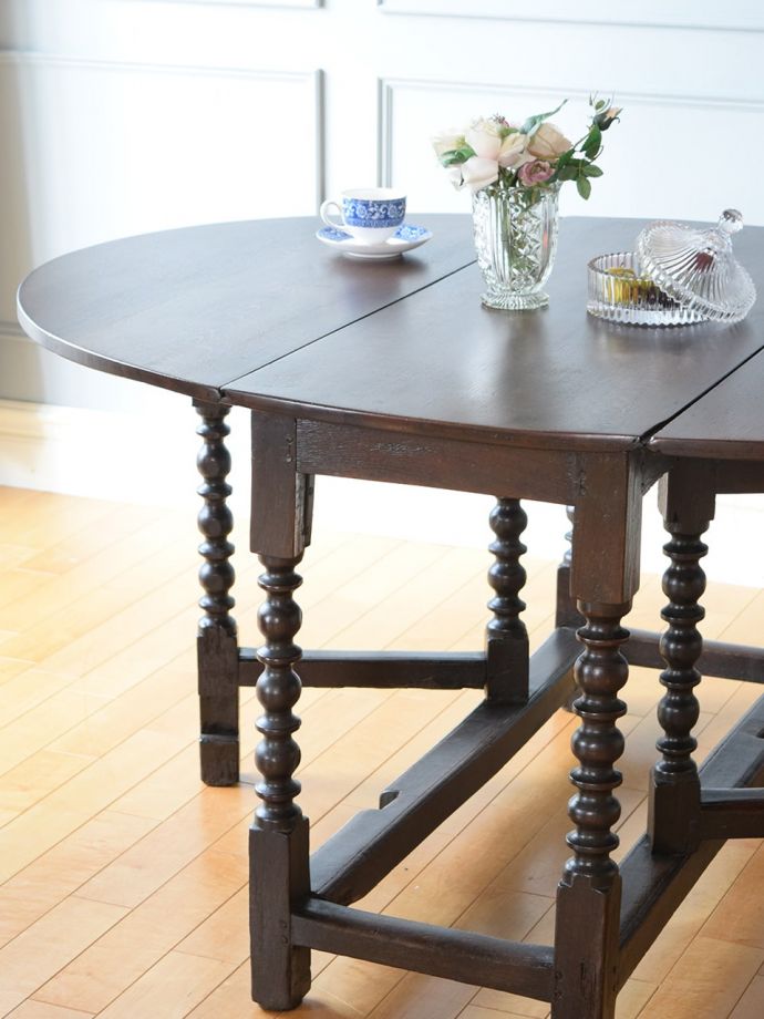 イギリスのアンティークテーブル、脚の装飾が美しい伸張式のゲートレッグテーブル