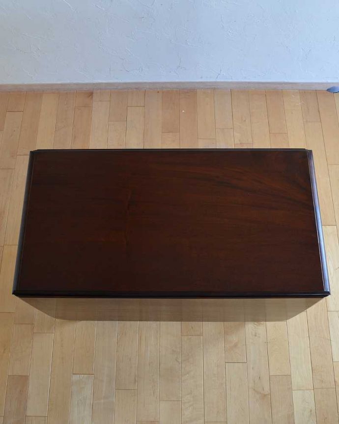 アンティークのテーブル　アンティーク家具　伸張式のアンティーク英国家具、マホガニー材のゲートレッグテーブル。畳むとこんなにスリムなサイズリーフを閉じた状態のテーブルを上から見るとこんな感じ。(q-1284-f)