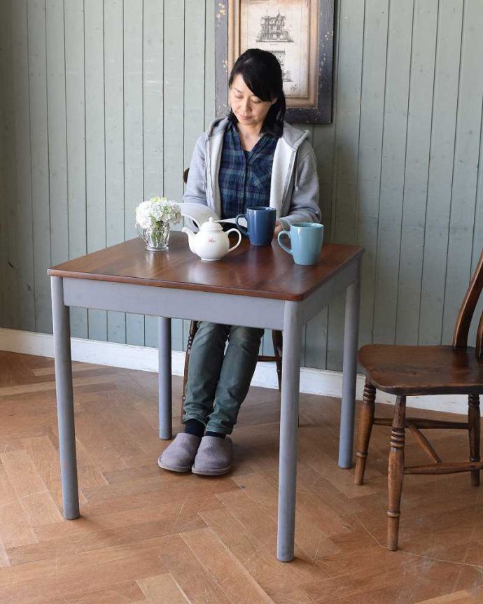 アンティークのテーブル　アンティーク家具　２トーンカラーのアンティーク家具、チーク材の２人掛けのダイニングテーブル。お部屋の挿し色になるテーブルアンティークらしい色使いのツートーンカラーのテーブルは人気のアイテム。(q-1285-f)