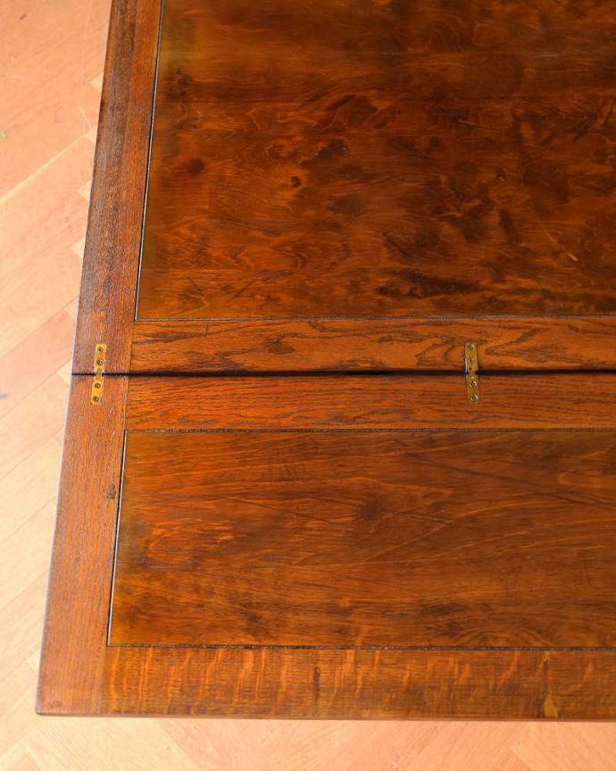アンティークのテーブル　アンティーク家具　英国アンティーク家具、伸張式のダイニングテーブル（ ペイストリーテーブル）。近づいて見てみると、天板はこんな感じです。(q-1286-f)