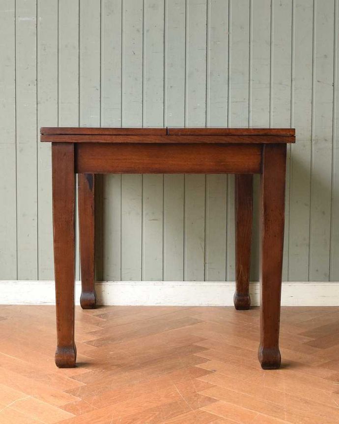 アンティークのテーブル　アンティーク家具　英国アンティーク家具、伸張式のダイニングテーブル（ ペイストリーテーブル）。横から見るとこんな感じ真横から見てみるとこんな感じ。(q-1286-f)