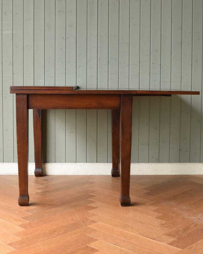 アンティークのテーブル　アンティーク家具　英国アンティーク家具、伸張式のダイニングテーブル（ ペイストリーテーブル）。片方だけ開いてもOK片方のリーフだけを開くとこんな感じ。(q-1286-f)