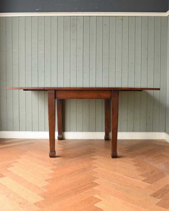 アンティークのテーブル　アンティーク家具　英国アンティーク家具、伸張式のダイニングテーブル（ ペイストリーテーブル）。両方開くと大きなサイズ！家族が増えた時やみんなが集まった時、両方のリーフを開けば大きなサイズに。(q-1286-f)
