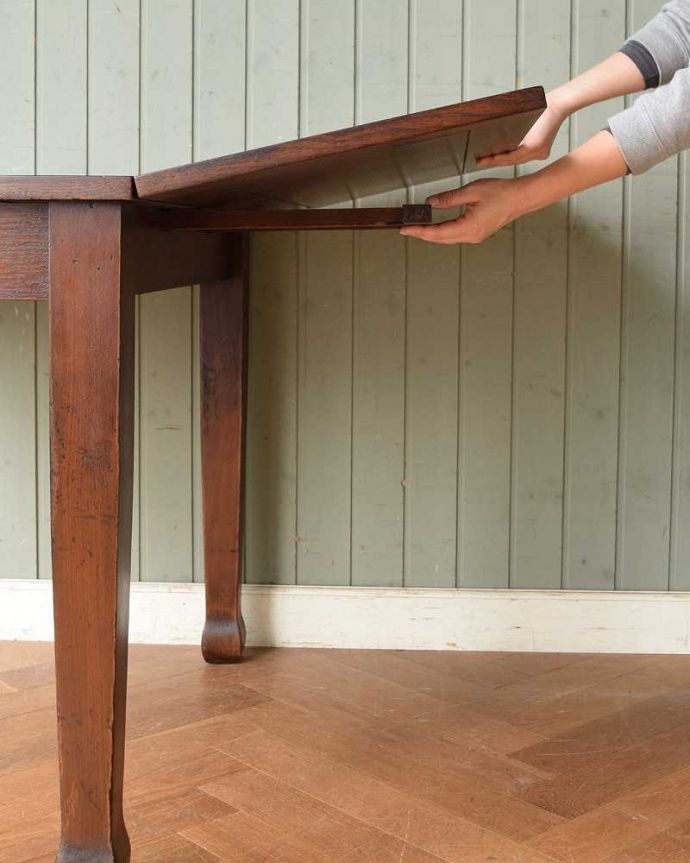 アンティークのテーブル　アンティーク家具　英国アンティーク家具、伸張式のダイニングテーブル（ ペイストリーテーブル）。誰でもカンタン！引っ張るだけでOK。(q-1286-f)