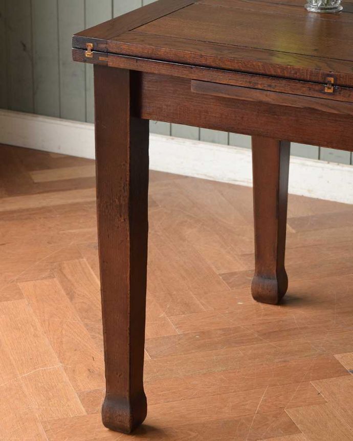 アンティークのテーブル　アンティーク家具　英国アンティーク家具、伸張式のダイニングテーブル（ ペイストリーテーブル）。ドッシリと支えてくれるお洒落なデザインの脚ストレートの脚の先にはテーブルをしっかり支えてくれるデザインされています。(q-1286-f)