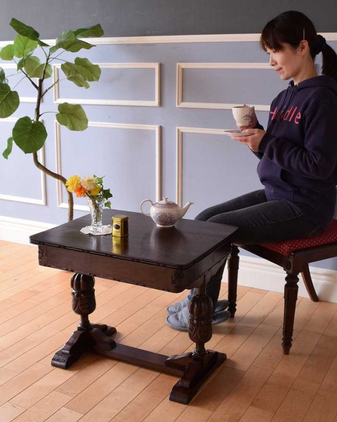 アンティークのテーブル　アンティーク家具　脚の装飾が美しい英国輸入のアンティーク家具、コンパクトなコーヒーテーブル。どんな場所にも似合う英国らしいコーヒーテーブル実用的に使える英国らしいアンティークのコーヒーテーブル。(q-1295-f)