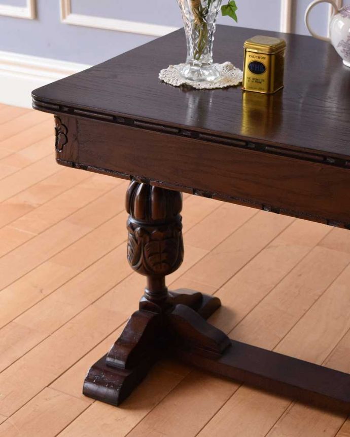 アンティークのテーブル　アンティーク家具　脚の装飾が美しい英国輸入のアンティーク家具、コンパクトなコーヒーテーブル。英国らしく凝った彫りの入った脚脚だけを見ても、アンティークらしさが感じられる凝った彫。(q-1295-f)