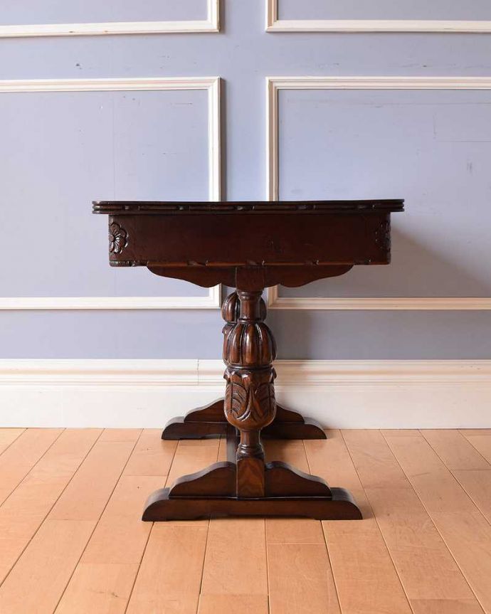 アンティークのテーブル　アンティーク家具　脚の装飾が美しい英国輸入のアンティーク家具、コンパクトなコーヒーテーブル。横から見た姿もステキ横から見るとこんな感じです。(q-1295-f)