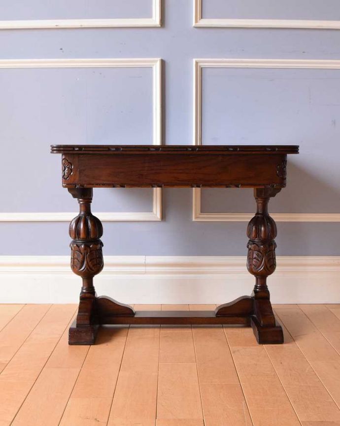 アンティークのテーブル　アンティーク家具　脚の装飾が美しい英国輸入のアンティーク家具、コンパクトなコーヒーテーブル。クルッと回転。(q-1295-f)
