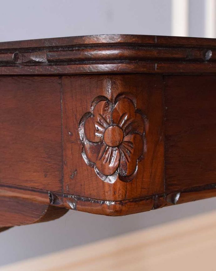 アンティークのテーブル　アンティーク家具　脚の装飾が美しい英国輸入のアンティーク家具、コンパクトなコーヒーテーブル。美しい装飾が入っています。(q-1295-f)
