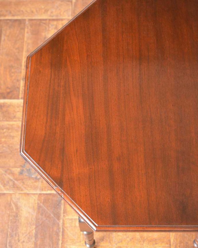 アンティークのテーブル　アンティーク家具　高級感たっぷりのアンティーク英国家具、脚の先まで美しいティーテーブル（オケージョナルテーブル）。天板の周りのデザインもステキ天板の周りのカッティングも美しいんです。(q-1302-f)