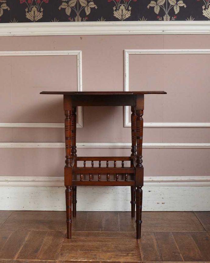 アンティークのテーブル　アンティーク家具　高級感たっぷりのアンティーク英国家具、脚の先まで美しいティーテーブル（オケージョナルテーブル）。クルッと回転。(q-1302-f)
