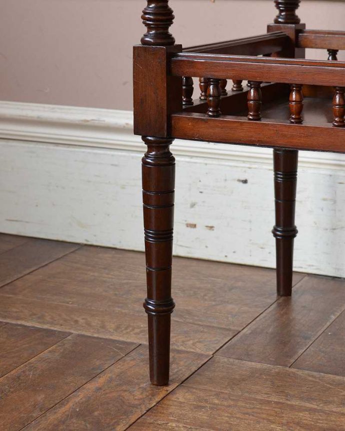 アンティークのテーブル　アンティーク家具　高級感たっぷりのアンティーク英国家具、脚の先まで美しいティーテーブル（オケージョナルテーブル）。持ち上げなくても移動できます！Handleのアンティークは、脚の裏にフェルトキーパーをお付けしていますので、床を滑らせてれば移動が簡単です。(q-1302-f)