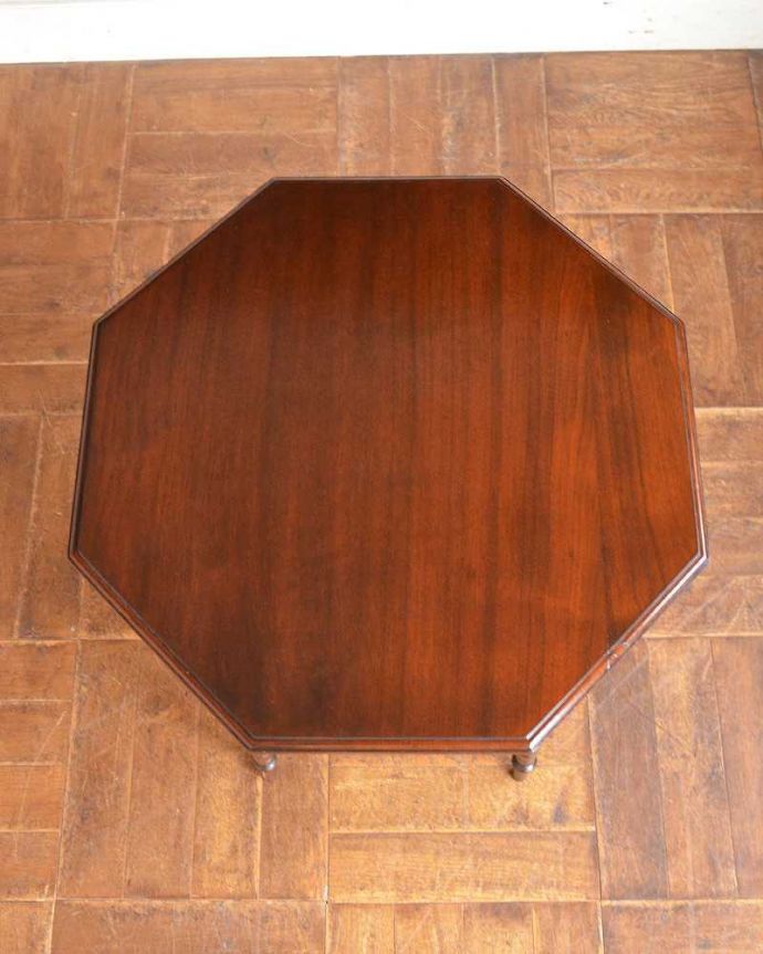 アンティークのテーブル　アンティーク家具　高級感たっぷりのアンティーク英国家具、脚の先まで美しいティーテーブル（オケージョナルテーブル）。天板の形を見てみると･･･テーブルの形を上から見ると、こんな感じです。(q-1302-f)