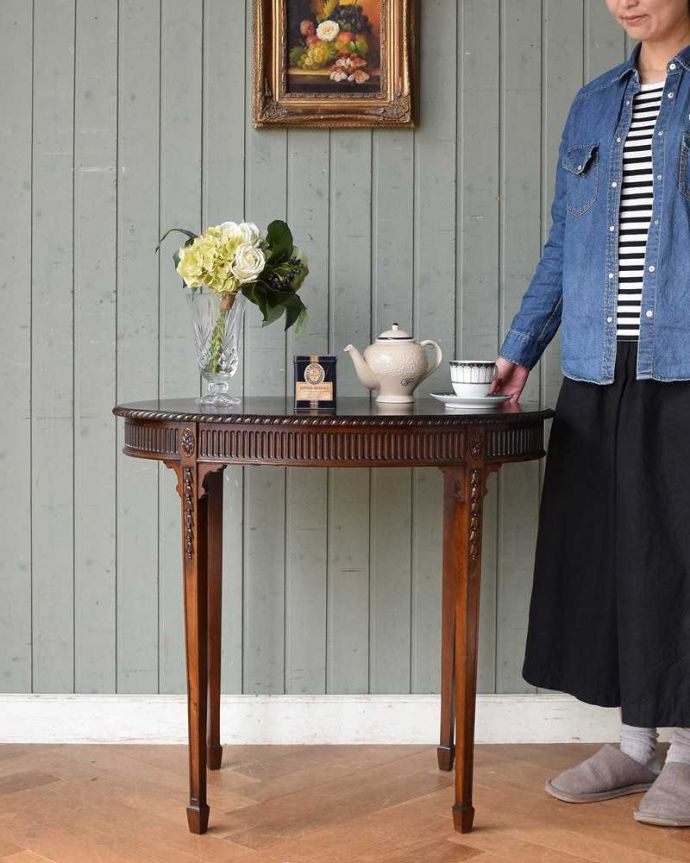 アンティークのテーブル　アンティーク家具　英国の美しいアンティーク家具、マホガニー材のオケージョナルテーブル。どんな場所でも便利に使える小さなテーブルそもそも「オケージョナル」とは「便利に使える」と言う意味。(q-1307-f)