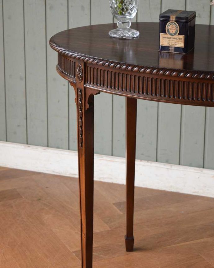 アンティークのテーブル　アンティーク家具　英国の美しいアンティーク家具、マホガニー材のオケージョナルテーブル。上品で優雅なアンティーク凛とした雰囲気が漂うアンティークらしい立ち姿のテーブル。(q-1307-f)