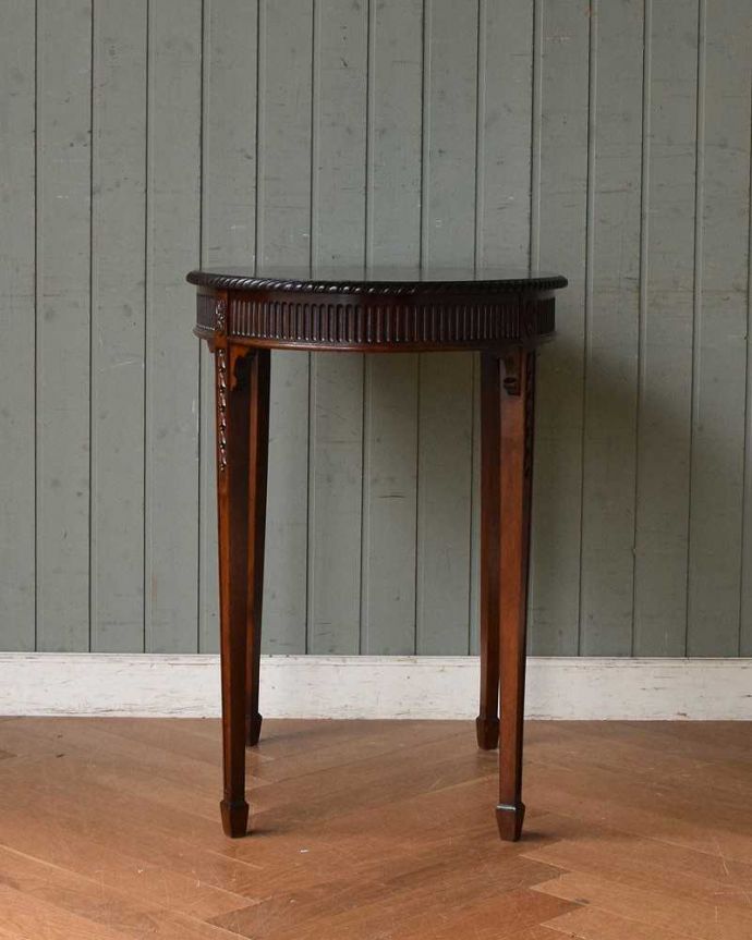 アンティークのテーブル　アンティーク家具　英国の美しいアンティーク家具、マホガニー材のオケージョナルテーブル。クルッと回転。(q-1307-f)
