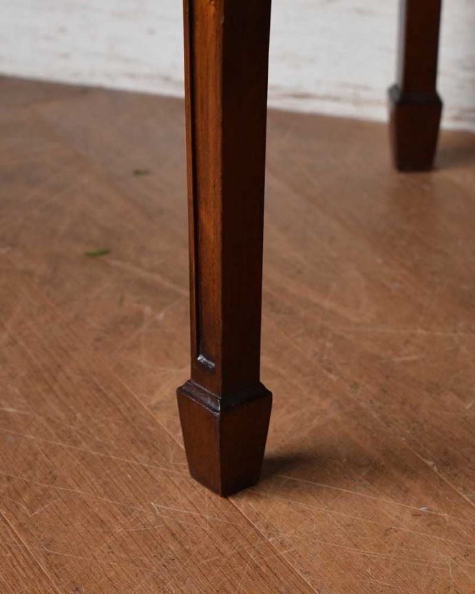 アンティークのテーブル　アンティーク家具　英国の美しいアンティーク家具、マホガニー材のオケージョナルテーブル。持ち上げなくても移動できます！Handleのアンティークは、脚の裏にフェルトキーパーをお付けしていますので、床を滑らせてれば移動が簡単です。(q-1307-f)