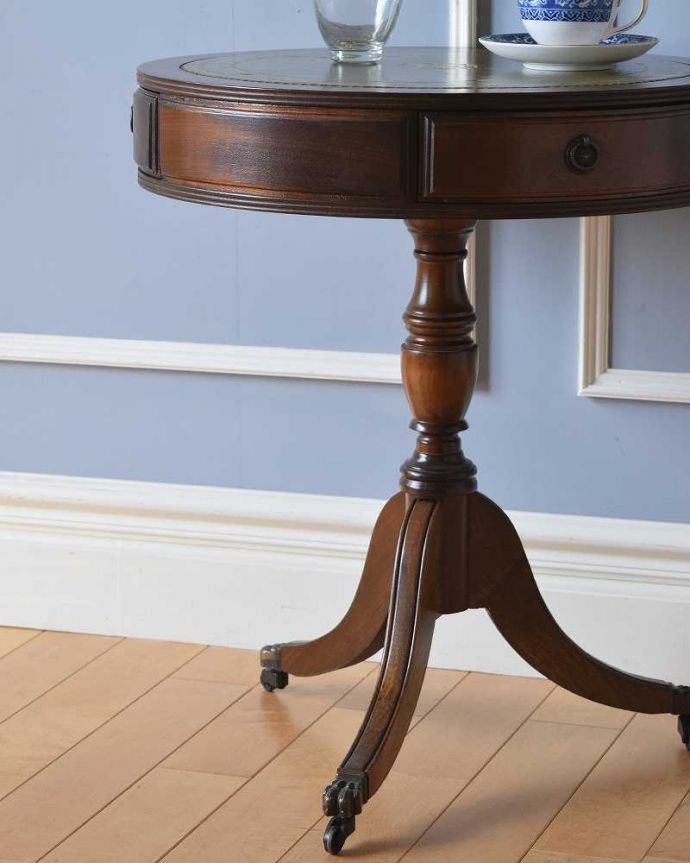 アンティークのテーブル　アンティーク家具　丸い形が特長的な英国アンティーク　ドラムテーブル。引き出しまで付いている実力派デザインや木目の美しさはもちろん、引き出しまで付いているので、使いやすさもバッチリです。(q-1309-f)