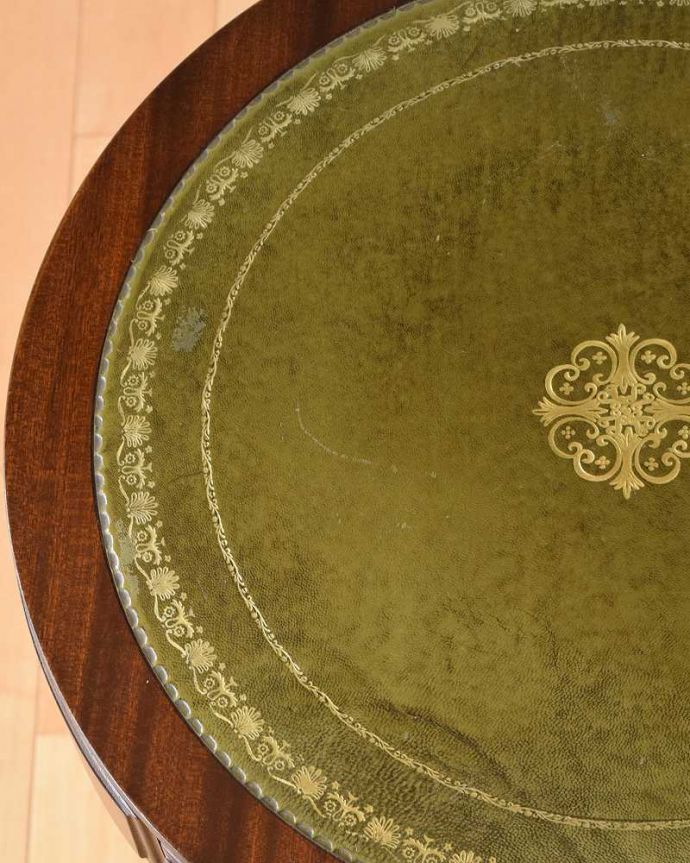 アンティークのテーブル　アンティーク家具　丸い形が特長的な英国アンティーク　ドラムテーブル。天板も修復したのでキレイです修復の際、塗装もキレイにしました。(q-1309-f)