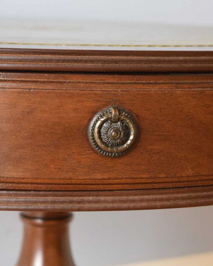 アンティークのテーブル　アンティーク家具　丸い形が特長的な英国アンティーク　ドラムテーブル。開ける度にワクワク取っ手もアンティークらしいデザイン。(q-1309-f)