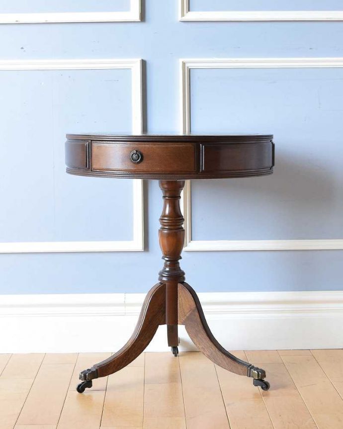 アンティークのテーブル　アンティーク家具　丸い形が特長的な英国アンティーク　ドラムテーブル。クルッと回転。(q-1309-f)