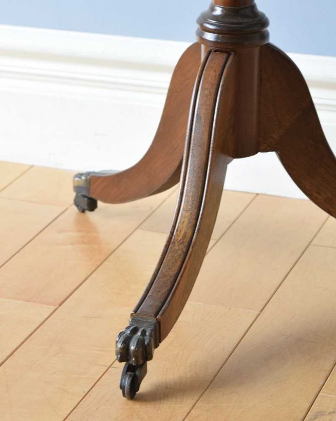 アンティークのテーブル　アンティーク家具　丸い形が特長的な英国アンティーク　ドラムテーブル。脚先には･･･クルクル回転するキャスターが。(q-1309-f)