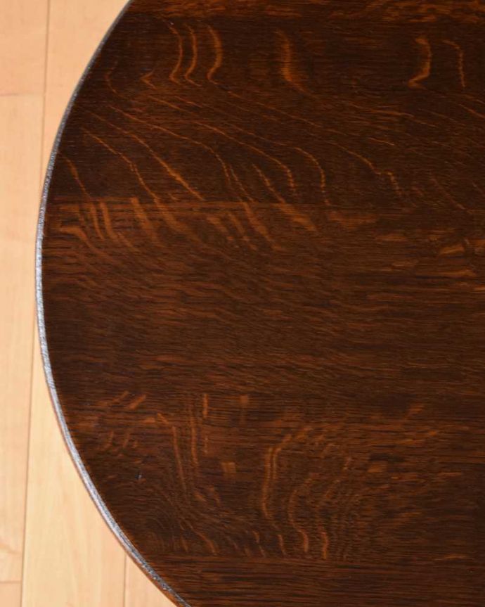 アンティークのテーブル　アンティーク家具　折りたたみも出来て便利、アンティークのフォールディングテーブル。近づいて見ると分かる木目の美しさ塗装もキレイに修復してあるアンティークテーブルの天板は、アンティークだからこそ手に入る木目の美しさも自慢です。(q-1313-f)