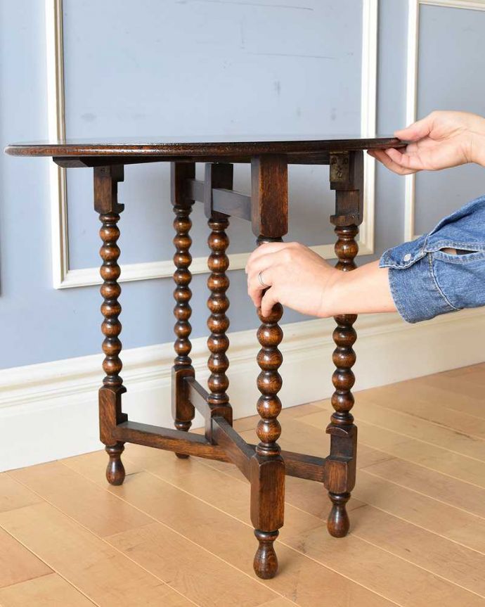 アンティークのテーブル　アンティーク家具　折りたたみも出来て便利、アンティークのフォールディングテーブル。誰でもカンタン！折り畳み立てて脚を引っ張り出すだけであっという間にテーブルに。(q-1313-f)