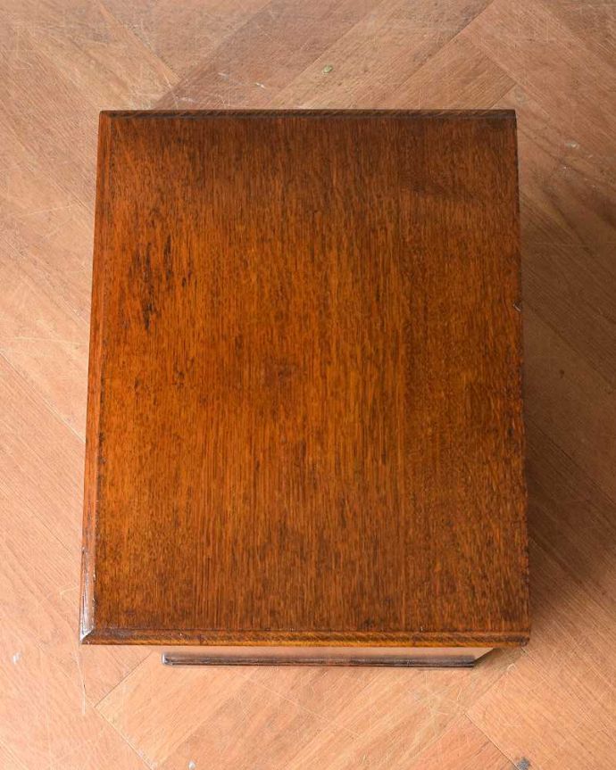 アンティークのキャビネット　アンティーク家具　贅沢なアンティーク家具、英国から届いたコールボックス(炭入れ)。何を飾ろうかな…上から見ると、天板はこんな感じです。(q-1314-f)