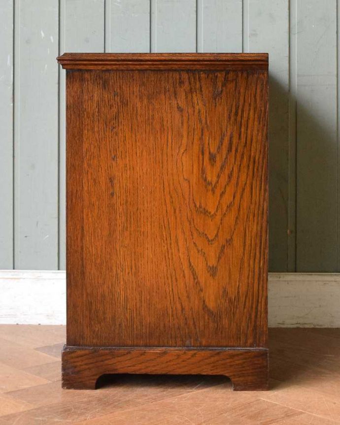 アンティークのキャビネット　アンティーク家具　贅沢なアンティーク家具、英国から届いたコールボックス(炭入れ)。横顔だっても美しい正面だけじゃなく横から見ても美しい姿です。(q-1314-f)