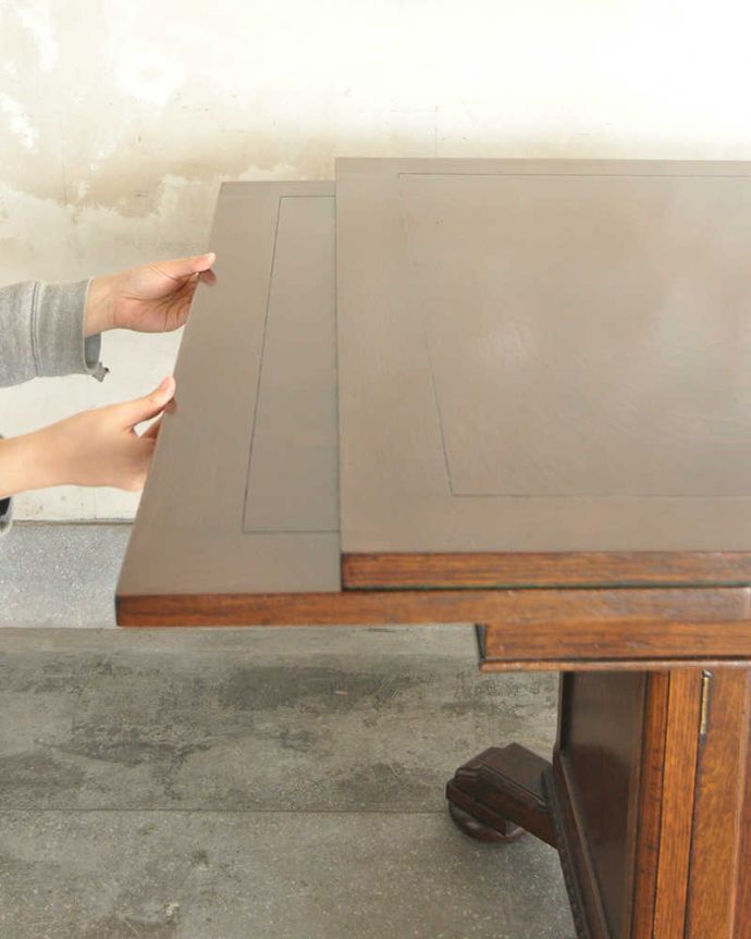 アンティークのテーブル　アンティーク家具　便利な収納つき！めずらしいデザインのアンティークドローリーフテーブル。誰でもカンタン！引っ張るだけでOK。(q-1315-f)
