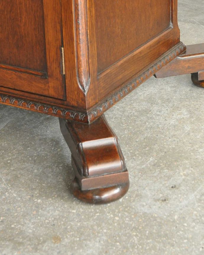 アンティークのテーブル　アンティーク家具　便利な収納つき！めずらしいデザインのアンティークドローリーフテーブル。持ち上げなくても移動できます！Handleのアンティークは、脚の裏にフェルトキーパーをお付けしていますので、持ち上げなくても床を滑らせて移動させることが出来ます。(q-1315-f)