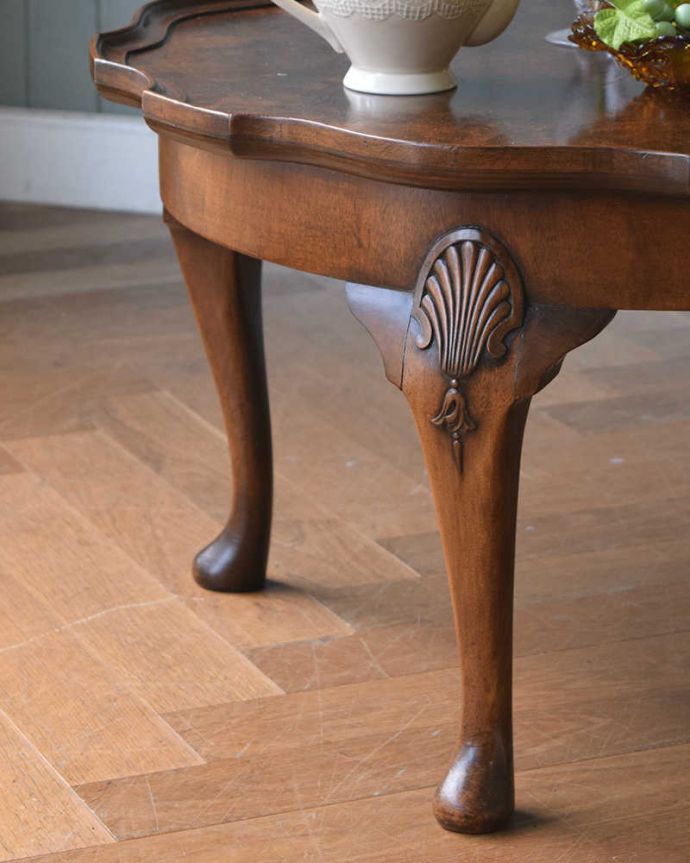アンティークのテーブル　アンティーク家具　丸いお花の天板が可愛い、アンティークコーヒーテーブル。英国らしく凝った彫りの入った脚脚だけを見ても、アンティークらしさが感じられる凝った彫。(q-1316-f)