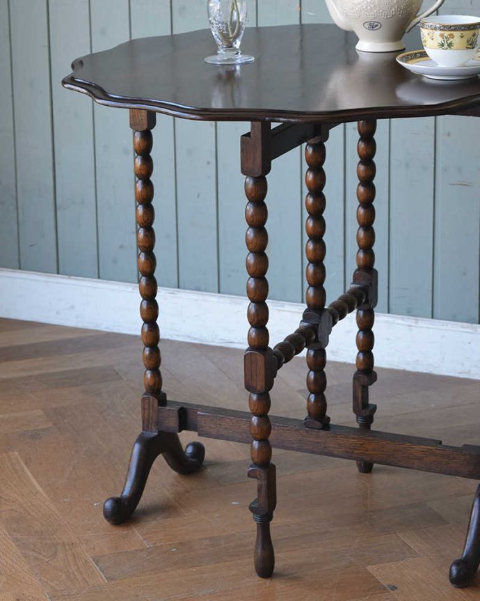 アンティークのテーブル　アンティーク家具　複雑に交差する脚が美しい・・折り畳みテーブル、フォールディングテーブル。英国アンティークらしい脚の美しさが自慢どこに置いても魅了されてしまう脚のデザインの美しさ。(q-1321-f)