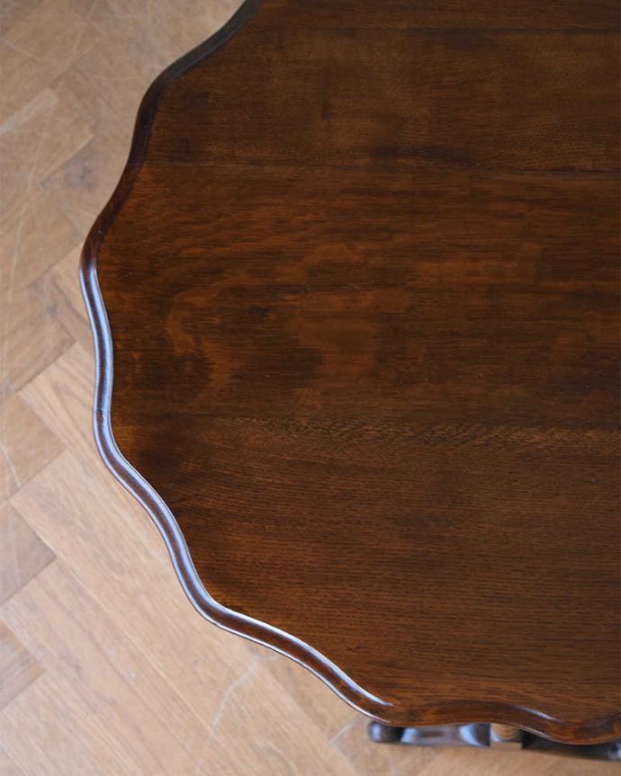 アンティークのテーブル　アンティーク家具　複雑に交差する脚が美しい・・折り畳みテーブル、フォールディングテーブル。近づいて見ると分かる木目の美しさ塗装もキレイに修復してあるアンティークテーブルの天板は、アンティークだからこそ手に入る木目の美しさも自慢です。(q-1321-f)