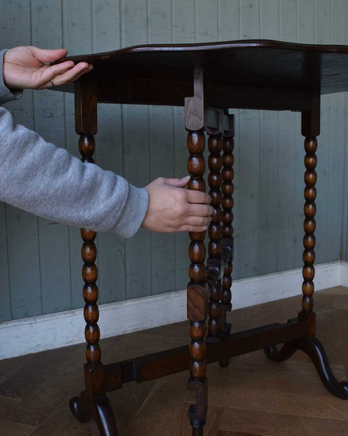 アンティークのテーブル　アンティーク家具　複雑に交差する脚が美しい・・折り畳みテーブル、フォールディングテーブル。誰でもカンタン！折り畳み立てて脚を引っ張り出すだけであっという間にテーブルに。(q-1321-f)