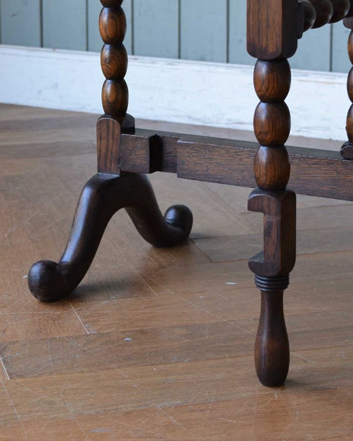 アンティークのテーブル　アンティーク家具　複雑に交差する脚が美しい・・折り畳みテーブル、フォールディングテーブル。脚の裏には･･･Handleのアンティークは、脚の裏にフェルトキーパーをお付けしています。(q-1321-f)