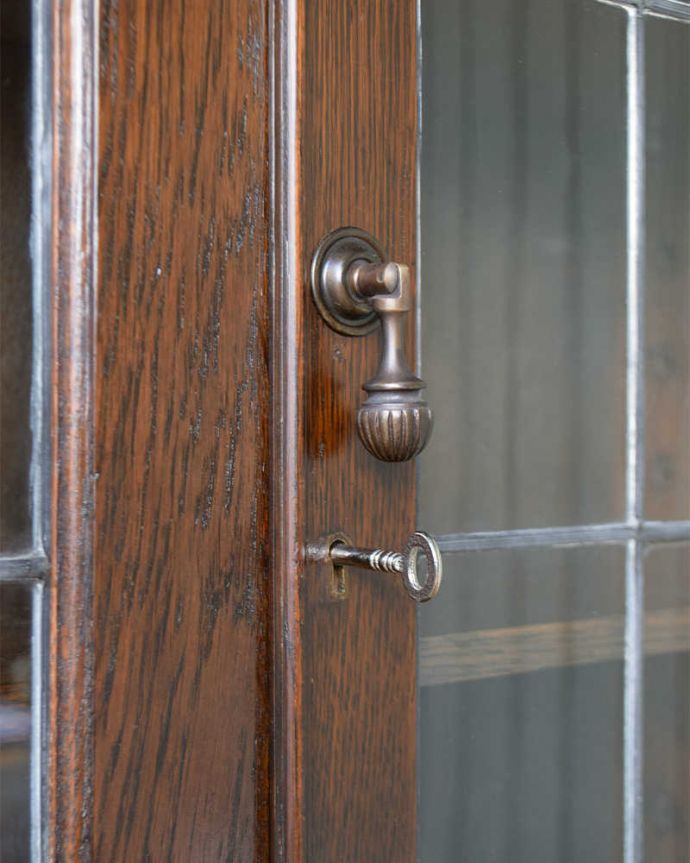 アンティークのキャビネット　アンティーク家具　英国伝統のアンティーク家具、ステンドグラスをはめ込んだブックケース（本棚）。扉を開ける度にワクワク取っ手もアンティークらしいデザイン。(q-1323-f)