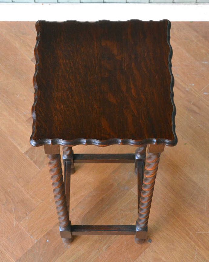 アンティークのテーブル　アンティーク家具　ツイスト脚が美しい英国アンティーク家具、プランツスタンド。上から見ると･･･天板の形はこんな感じです。(q-1324-f)