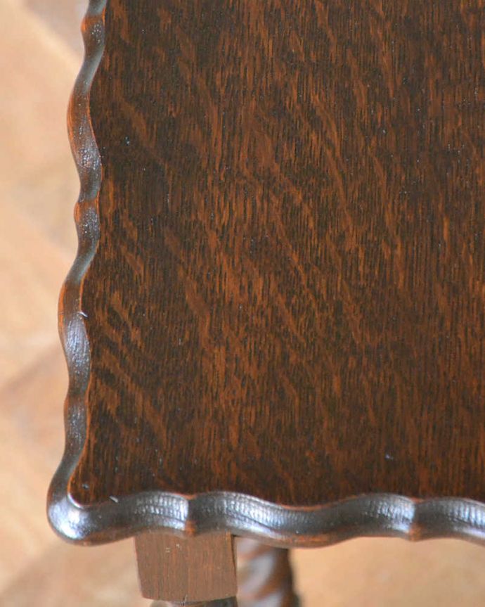 アンティークのテーブル　アンティーク家具　ツイスト脚が美しい英国アンティーク家具、プランツスタンド。天板を近くで見てみると･･･木目もキレイな天板。(q-1324-f)