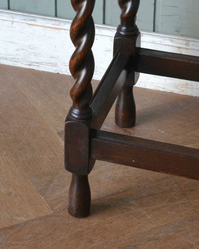 アンティークのテーブル　アンティーク家具　ツイスト脚が美しい英国アンティーク家具、プランツスタンド。持ち上げなくても移動できますHandleのアンティーク家具の脚の裏にはフェルトキーパーをお付けしているので、床を滑らせてラクに移動できます。(q-1324-f)