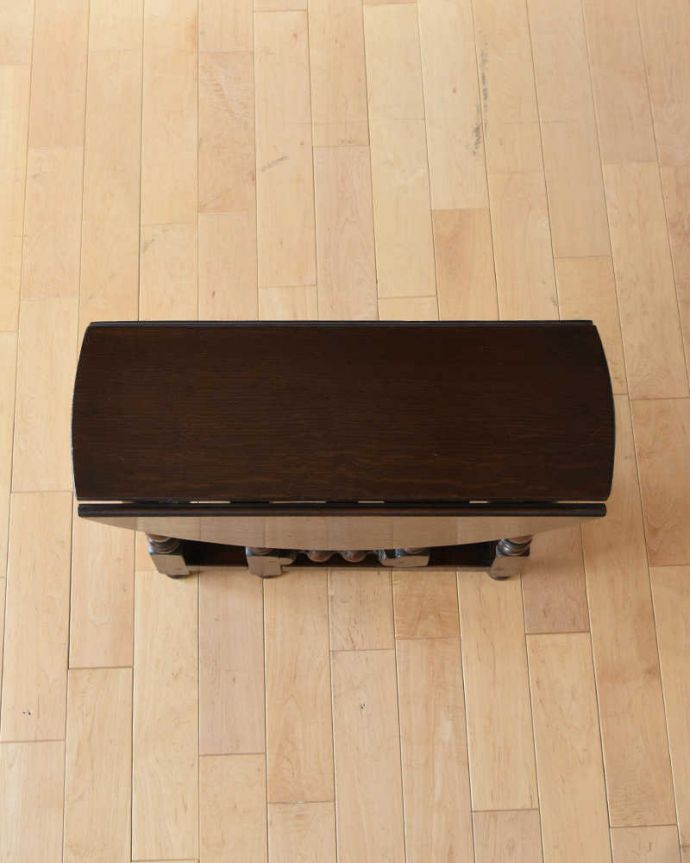 アンティークのテーブル　アンティーク家具　英国から届いたのアンティーク家具、伸張式のサイドテーブル（ゲートレッグテーブル）。畳むとこんなにスリムなサイズリーフを閉じた状態のテーブルを上から見るとこんな感じ。(q-1325-f)