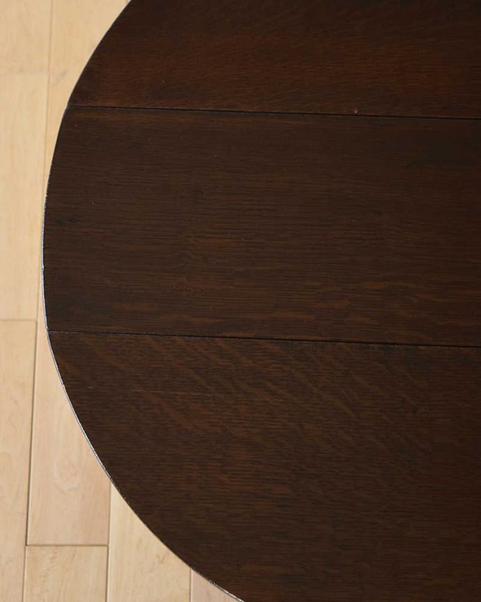 アンティークのテーブル　アンティーク家具　英国から届いたのアンティーク家具、伸張式のサイドテーブル（ゲートレッグテーブル）。近づいて見てみると･･･時間と手間暇を掛けて職人が丁寧にお直しした天板は、木目も美しいんです。(q-1325-f)