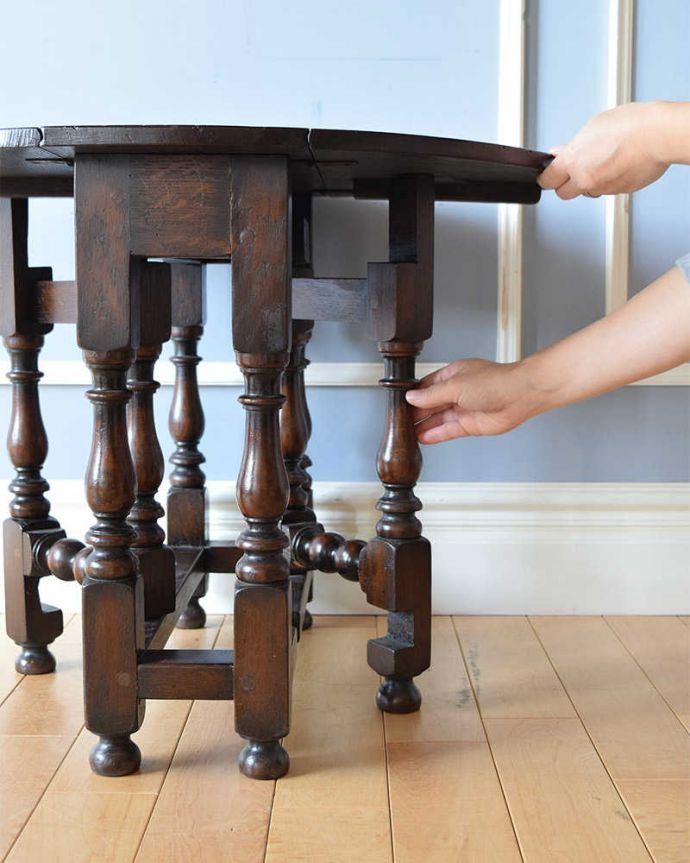 アンティークのテーブル　アンティーク家具　英国から届いたのアンティーク家具、伸張式のサイドテーブル（ゲートレッグテーブル）。脚を引き出すだけであっという間ゲートのような形をした脚のテーブル。(q-1325-f)