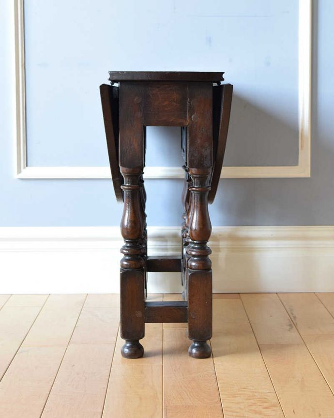 アンティークのテーブル　アンティーク家具　英国から届いたのアンティーク家具、伸張式のサイドテーブル（ゲートレッグテーブル）。意外にコンパクト昔、使わないとき壁にピタッと付けて収納出来るように作られたテーブル。(q-1325-f)