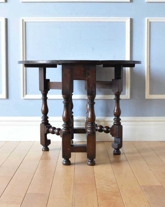 アンティークのテーブル　アンティーク家具　英国から届いたのアンティーク家具、伸張式のサイドテーブル（ゲートレッグテーブル）。両方開けば大きなサイズゲートレッグテーブルはゲートが開くように作られた脚のデザインも印象的。(q-1325-f)