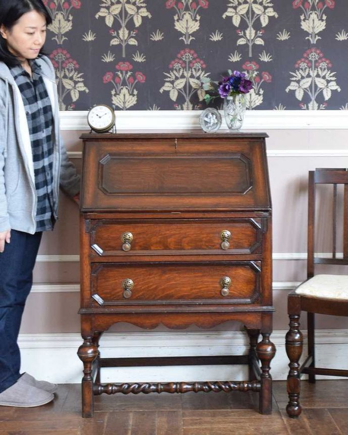 ビューロー　アンティーク家具　装飾が美しいイギリスのアンティーク家具、ライティングビューロー（デスク）。チェストにデスクをプラスした便利な家具扉を開くとあっという間にデスクに早変わりしちゃうビューロー。(q-1328-f)