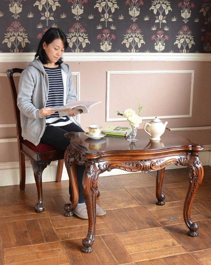 アンティークのテーブル　アンティーク家具　ゴージャスな装飾が美しいアンティーク家具、ウォルナット材のツヤツヤな木目のコーヒーテーブル。フランスらしい優雅な時間もお届けします。(q-1329-f)